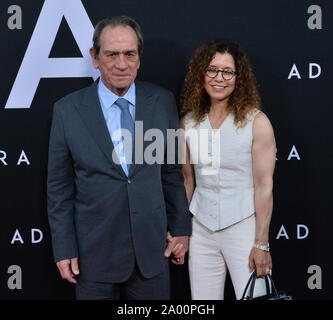Acteur Tommy Lee Jones et son épouse Dawn Laurel-Jones assister à la première du film thriller de science-fiction 'Ad Astra' au ArcLight Cinerama Dome dans la section Hollywood de Los Angeles le mercredi, Septembre 18, 2018. Scénario : Astronaut Roy McBride (Brad Pitt) Voyages à l'extérieur du système solaire pour trouver son père manquant et à éclaircir un mystère qui menace la survie de notre planète. Son voyage va découvrir des secrets qui remettent la nature de l'existence humaine et notre place dans le cosmos. Photo par Jim Ruymen/UPI Banque D'Images