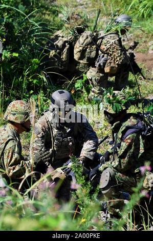 Yamoto, au Japon. Sep 17, 2019. Des soldats de l'armée américaine en conversation avec les soldats de la Force d'autodéfense japonaise dans la formation militaire commune de l'écran 'ORIENT' 2019 des États-Unis et du Japon sur le Oyanohara troupe. Yamato, 17.09.2019 | Conditions de crédit dans le monde entier : dpa/Alamy Live News Banque D'Images