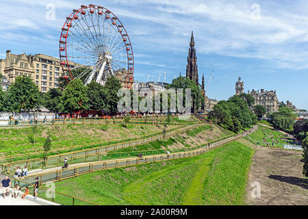 Les jardins de Princes Street East à Edimbourg en Ecosse Royaume-Uni lors de fringe Festival 2019 avec grande roue, Scott Monument et de nouveaux chemins d'accès handicapés Banque D'Images