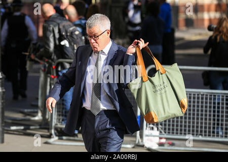 Cour suprême, London, UK, 19 sept 2019 - L'avocat britannique arrive à la Cour Suprême du Royaume-Uni à Londres le dernier jour de l'audition d'un appel dans les multiples défis juridiques à l'encontre du premier ministre Boris Johnson a décidé de proroger le Parlement à l'avant d'un discours de la reine le 14 octobre. Depuis le mardi 17 septembre, onze au lieu de neuf juges de la Cour suprême a entendu la question politiquement affirment que Boris Johnson ont agi illégalement en conseillant la Reine de suspendre le parlement pour cinq semaines afin d'étouffer le débat sur la crise Brexit. Credit : Dinendra Haria/Alamy Live News Banque D'Images