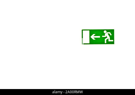 Sortie de secours vert signe sur un mur blanc - with copy space Banque D'Images