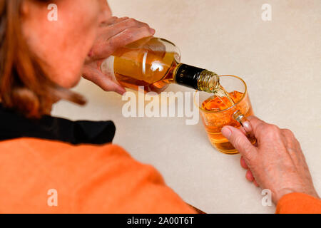 Gestelltes Symbolfoto, Alkohol, Seniorin Banque D'Images