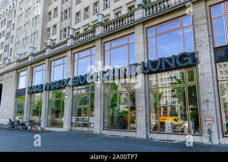 La Karl-Marx-Buchhandlung, la Karl-Marx-Allee, Friedrichshain, Berlin, Deutschland Banque D'Images