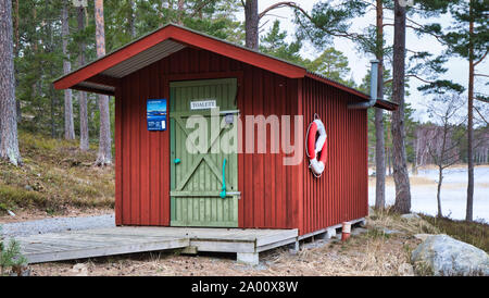 Toilettes dans la cabane en bois, réserve naturelle (Bjorno Bjorno Naturreservat), archipel de Stockholm, Suède Banque D'Images