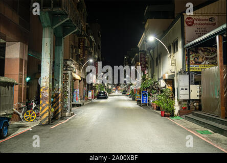 Kaohsiung, Taiwan : Taiwan urbaine rue le soir dans la ville de Kaohsiung, éclairé par des lumières de rue avec des plantes vertes sur les deux faces Banque D'Images