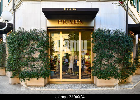 Façade de la mode de luxe Prada boutique dans le centre de Forte dei Marmi, Toscane, Versilia, Italie Banque D'Images