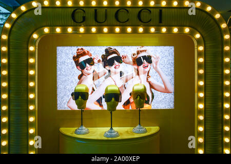 Lunettes de luxe par Gucci fashion marque italienne sur l'affichage dans une vitrine, Forte dei Marmi, Versilia, Lucca, Toscane, Italie Banque D'Images