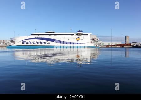 Aarhus, Danemark - 17 janvier 2016 : Mols linien ferry dans le port d'Aarhus Banque D'Images