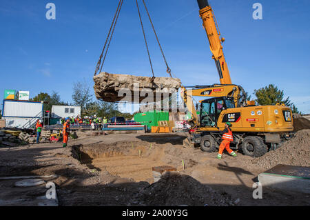 Berlin, Allemagne. 19 Sep, 2019. Une grue soulève une partie de la barrière dans le Mauerpark réservoir en place. Il avait été transféré pour le travail de l'eau entreprises sur le canal du réservoir, qui est de stocker les eaux usées. Crédit : Andreas Gora/dpa/Alamy Live News Banque D'Images