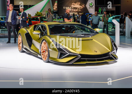 Francfort, Allemagne - Sept 2019 : or jaune LAMBORGHINI FKP SIAN 37 est un moteur hybride de voiture de sport. C'est le premier véhicule de production hybride pro Banque D'Images