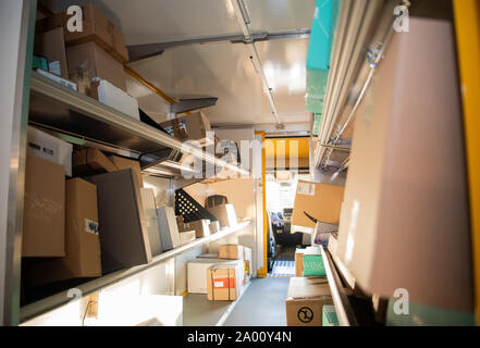 Berlin, Allemagne. 18 Sep, 2019. De nombreuses parcelles sont triés et stockés dans un véhicule de livraison. Crédit : Tom Weller/dpa/Alamy Live News Banque D'Images