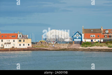 Bass Rock vu dans l'écart dans des maisons de plage de West Bay, North Berwick. East Lothian, Ecosse Banque D'Images