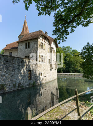 Zürich, Aargovie / Suisse - 28 août 2019 : vue verticale de la célèbre Hallwyl château sur la rivière Aabach en Suisse centrale Banque D'Images