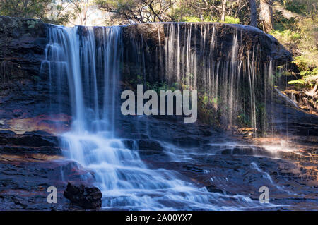 L'eau qui coule sur la roche, cascade Weeping Rock close up. Wentworth falls partie de Great Dividing Range, Australie Banque D'Images