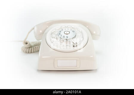 Old Fashion analogique blanc, téléphone avec ligne directe de disque, bouclé sur le fil, casque, chiffres isolé sur fond blanc avec espace pour copier du texte et des chiffres sur le téléphone Banque D'Images