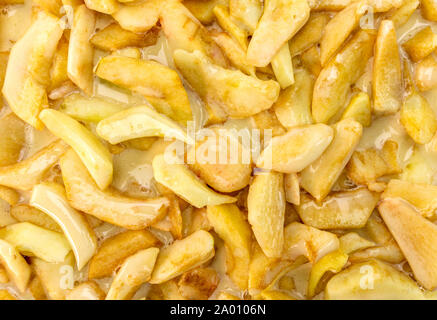 Préparation de la tarte aux pommes maison traditionnelle, charlotte, le remplissage des ingrédients de pâte crue - la farine, les oeufs, le sucre et les tranches de pommes fraîches biologiques Banque D'Images