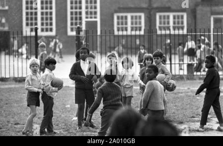 Southall, Londres 1972. Asiatiques, Noirs et les enfants blancs à l'école. Après Idi Amin commandé 30 000 Asiatiques hors de l'Ouganda avec préavis de 90 jours, ceux avec un passeport britannique dirigé vers l'Angleterre. Ils ont été forcés de quitter leurs fonds, leurs biens et possessions derrière. Ces images documentent la vie de certaines des personnes lorsqu'ils se sont installés dans la région de Southall, à l'ouest de Londres. Un aperçu de la vie il y a 47 ans pour les immigrés au Royaume-Uni. Photo par Tony Henshaw Banque D'Images