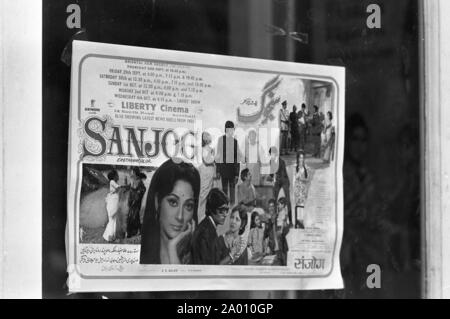 Southall, Londres 1972. Annonce dans une vitrine pour un film indien Film 'Sanjog' montrant dans un cinéma local. Après Idi Amin commandé 30 000 Asiatiques hors de l'Ouganda avec préavis de 90 jours, ceux avec un passeport britannique dirigé vers l'Angleterre. Ils ont été forcés de quitter leurs fonds, leurs biens et possessions derrière. Ces images documentent la vie de certaines des personnes lorsqu'ils se sont installés dans la région de Southall, à l'ouest de Londres. Un aperçu de la vie il y a 47 ans pour les immigrés au Royaume-Uni. Photo par Tony Henshaw Banque D'Images