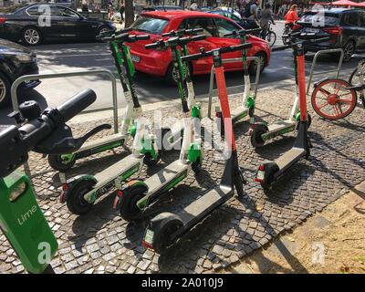 BERLIN - 08 septembre 2019 : De nombreux E-Scooters électriques de différentes entreprises Covoiturage chaotiquement en stationnement sur un trottoir de Berlin, à proximité de la Bran Banque D'Images