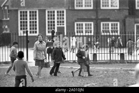 Southall, Londres 1972. Des enfants à l'école. Après Idi Amin commandé 30 000 Asiatiques hors de l'Ouganda avec préavis de 90 jours, ceux avec un passeport britannique dirigé vers l'Angleterre. Ils ont été forcés de quitter leurs fonds, leurs biens et possessions derrière. Ces images documentent la vie de certaines des personnes lorsqu'ils se sont installés dans la région de Southall, à l'ouest de Londres. Un aperçu de la vie il y a 47 ans pour les immigrés au Royaume-Uni. Photo par Tony Henshaw Banque D'Images