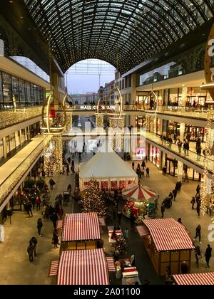 Berlin, Allemagne - le 16 décembre 2018 : "tous les magasins de Berlin' Décorées pour Noël, occupé avec de nombreux clients et un marché de Noël Banque D'Images