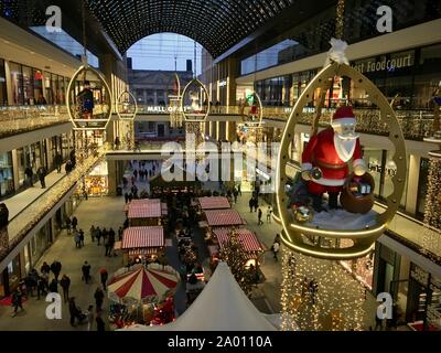 Berlin, Allemagne - le 16 décembre 2018 : "tous les magasins de Berlin' Décorées pour Noël avec un gros père noël en bois, occupé avec de nombreux consommateurs et de mauvais Banque D'Images