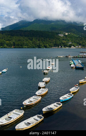 Hakone, Japon - 3 septembre 2016 : bateaux de pêche et des navires de croisière sur le lac Ashi sur sunny day Banque D'Images