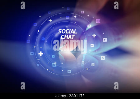 Finger touching tablet avec icônes de médias sociaux et SOCIAL CHAT Banque D'Images