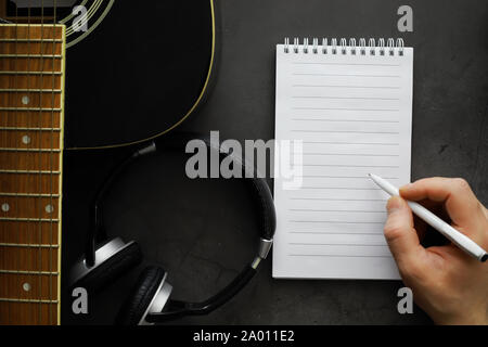 Guitare et accessoires sur un fond de pierre. 24 musicien, écouteurs, microphone. Banque D'Images