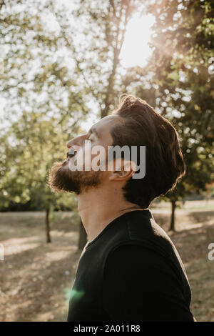 Portrait d'un jeune homme barbu debout à l'extérieur dans la nature Banque D'Images