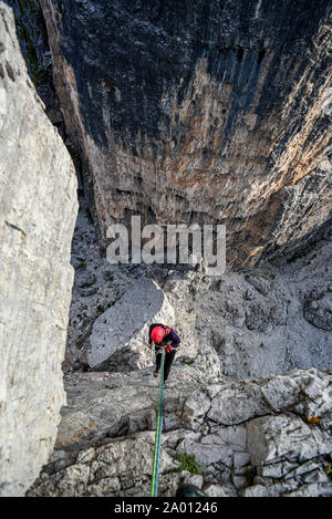 Grimpeur sur le paysage de montagnes des Dolomites du Tyrol du Sud, Italie. Banque D'Images