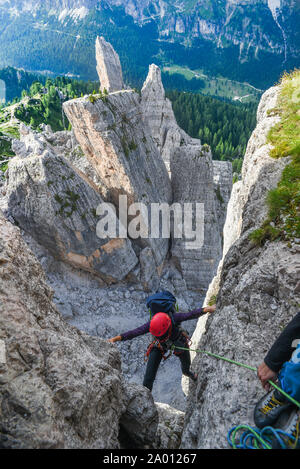 Grimpeur sur le paysage de montagnes des Dolomites du Tyrol du Sud, Italie. Banque D'Images