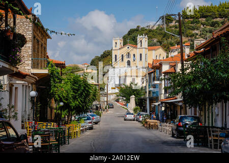 Kyparissia, Messénie, Péloponnèse, Grèce - vue sur la ville dans la ville haute avec ses cafés et restaurants, vue panoramique en direction de l'H Banque D'Images