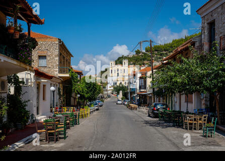 Kyparissia, Messénie, Péloponnèse, Grèce - vue sur la ville dans la ville haute avec ses cafés et restaurants, vue panoramique en direction de l'H Banque D'Images