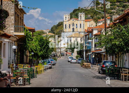 Kyparissia, Messénie, Péloponnèse, Grèce - vue sur la ville dans la ville haute avec ses cafés et restaurants, vue panoramique en direction de l'H Banque D'Images