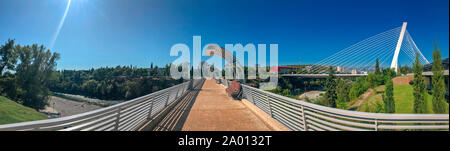 Vue panoramique sur le pont du Millénaire, à partir d'un projet par l'architecte Santiago Calatrava, vu depuis le pont de Moscou. L'architecture moderne de la capitale de Monte Banque D'Images