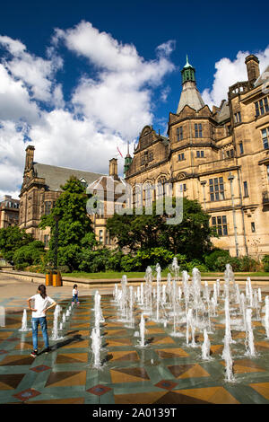 UK, dans le Yorkshire, à Sheffield, des jardins de la paix, les enfants à l'hôtel de ville fontaine Banque D'Images