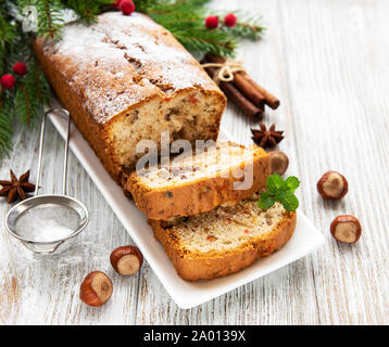 Stollen traditionnel fait maison avec des fruits séchés et noix Banque D'Images