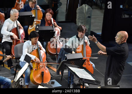 Brno, République tchèque. 19 Sep, 2019. Chef américain Dennis Russell Davies dirige l'Orchestre Philharmonique de Brno lors d'une répétition avant une soirée concert d'ouverture de la saison, à Brno, en République tchèque, le 19 septembre 2019. Photo : CTK Vaclav Salek/Photo/Alamy Live News Banque D'Images