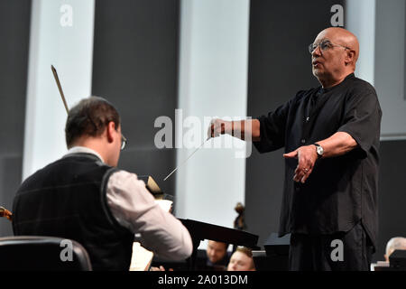 Brno, République tchèque. 19 Sep, 2019. Chef américain Dennis Russell Davies dirige l'Orchestre Philharmonique de Brno lors d'une répétition avant une soirée concert d'ouverture de la saison, à Brno, en République tchèque, le 19 septembre 2019. Photo : CTK Vaclav Salek/Photo/Alamy Live News Banque D'Images