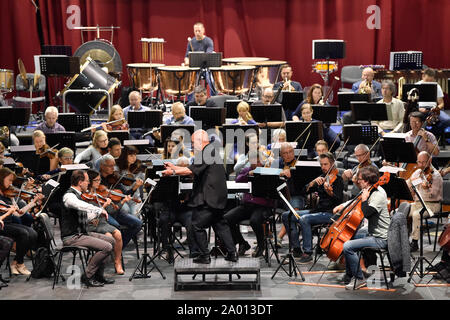 Brno, République tchèque. 19 Sep, 2019. Chef américain Dennis Russell Davies dirige l'Orchestre Philharmonique de Brno lors d'une répétition avant une soirée concert d'ouverture de la saison, à Brno, en République tchèque, le 19 septembre 2019. Photo : CTK Vaclav Salek/Photo/Alamy Live News Banque D'Images