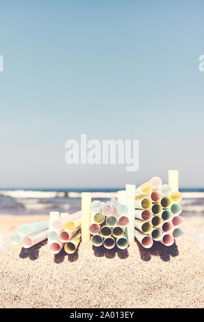 Des piles de pailles en plastique sur une plage, le plastique de la pollution de l'environnement concept, selective focus, harmonisation des couleurs appliquées. Banque D'Images