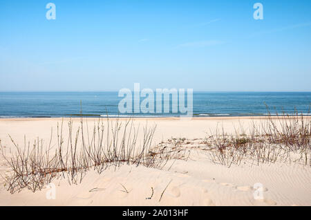 Photo d'une dune de sable de la côte de la mer sur une journée ensoleillée. Banque D'Images