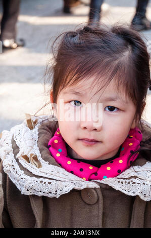 Portrait un petit enfant précieux à Tokyo, Japon. Banque D'Images