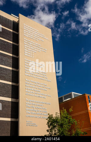 Le Yorkshire, UK, Sheffield, Surrey Lane, Andrew Motion 2007 du poème 'Et si' sur le côté de l'Université Sheffield Hallam Howard Building Banque D'Images