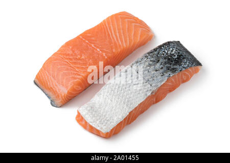 Darnes de saumon cru frais isolé sur fond blanc Banque D'Images