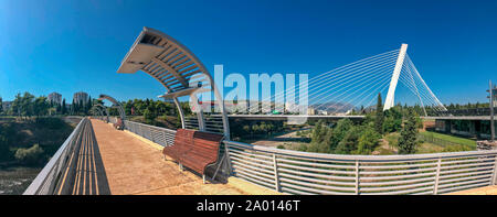 Vue panoramique sur le pont du Millénaire, à partir d'un projet par l'architecte Santiago Calatrava, vu depuis le pont de Moscou. L'architecture moderne de la capitale de Monte Banque D'Images