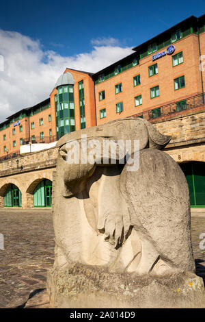 Le Yorkshire, UK, Sheffield, Sheffield et Tinsley bassin du Canal, Victoria Quays Kingfisher sculpture sur pierre au-dessous de l'hôtel Hilton Banque D'Images