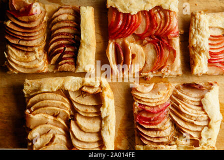 Tranches de pomme galette frangipane tahini avec hibiscus et glaçure. Concept alimentaire confort automne Banque D'Images