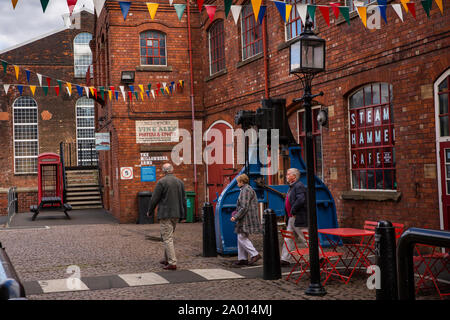 Le Yorkshire, UK, Sheffield, Kelham Island Museum, les visiteurs dans la cour au marteau à vapeur Cafe Banque D'Images